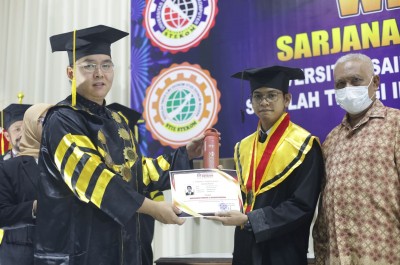 Wisuda Gelombang Dua Universitas Sains dan Teknologi Komputer Semarang
